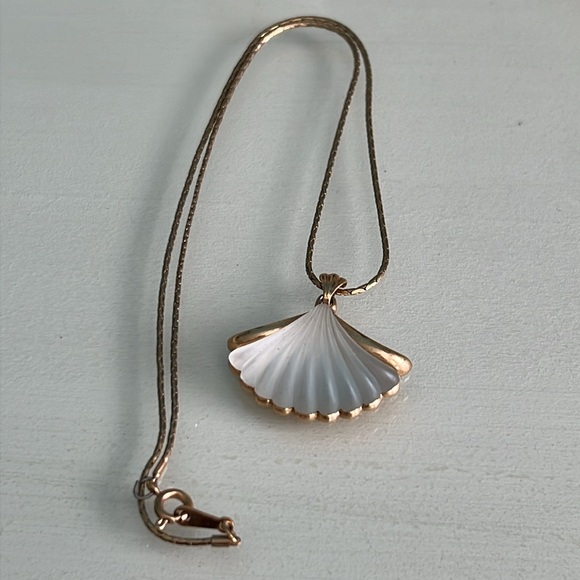 Vintage 1970’s Avon Frosted Glass Necklace - Picture 2 of 4